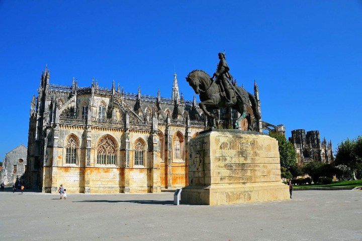 A square in Batalha